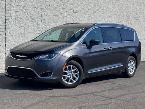 Used 2020 Chrysler Pacifica Touring-L image 2
