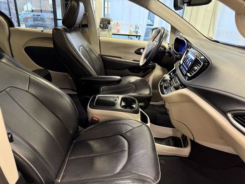 Used 2020 Chrysler Pacifica Limited image 19