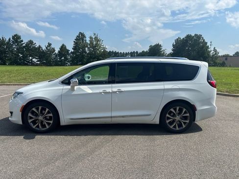 Used 2018 Chrysler Pacifica Limited w/ Tire & Wheel Group FWD image 4