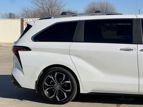 Used 2025 Toyota Sienna Platinum image 11