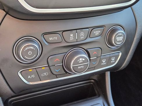 Used 2019 Jeep Cherokee Latitude Plus w/ Comfort/Convenience Group AWD/4WD image 27