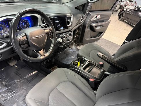 Used 2018 Chrysler Pacifica Touring Plus w/ S Appearance Package FWD image 32