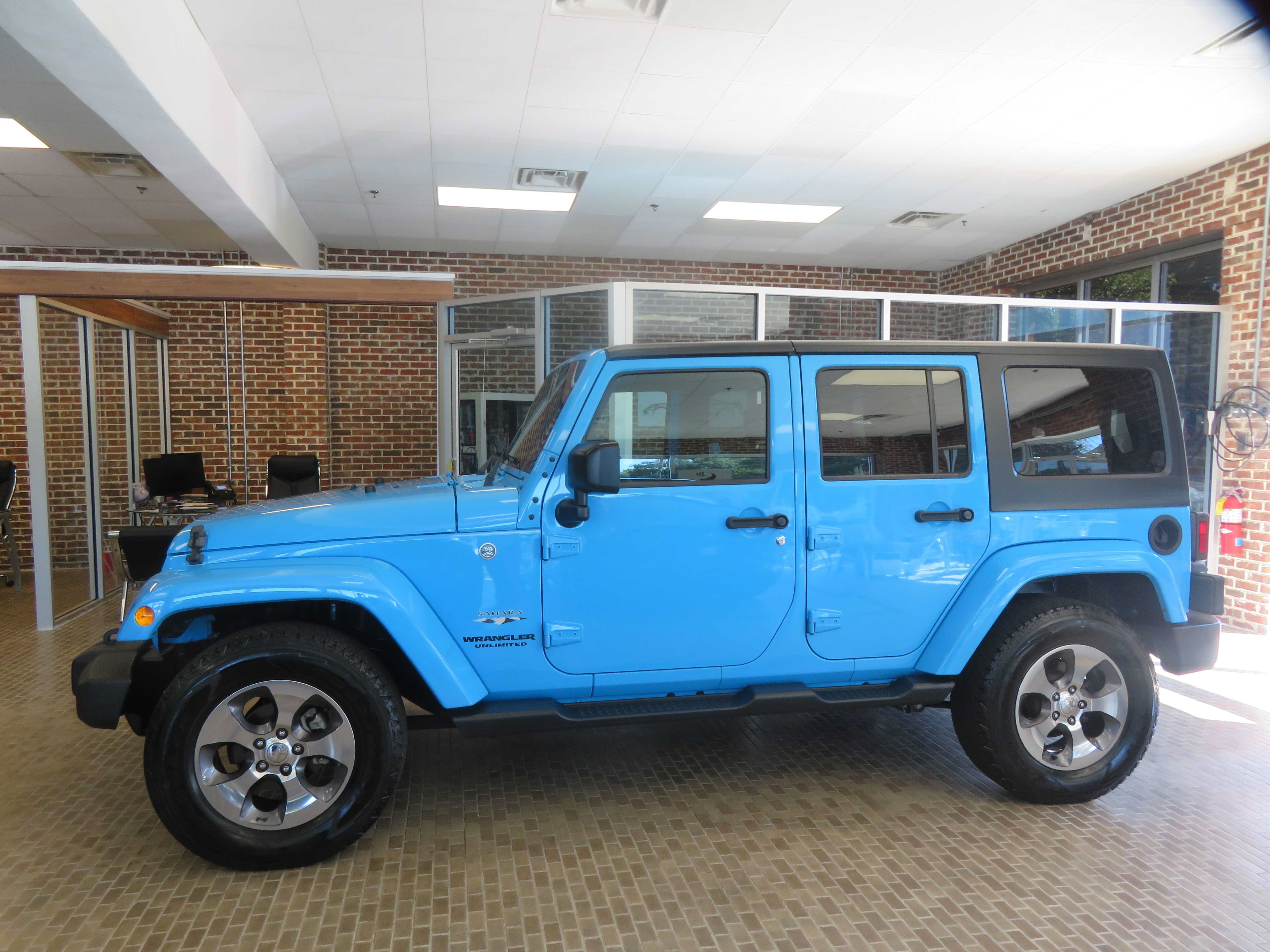 Used 2017 Jeep Wrangler Unlimited Sahara w/ Dual Top Group AWD/4WD image 72