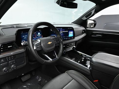 Used 2025 Chevrolet Suburban Premier image 12
