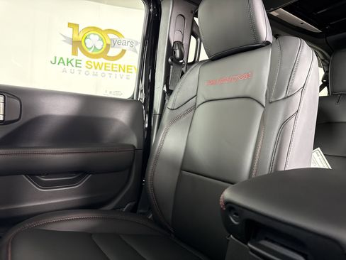 New 2026 Jeep Wrangler Unlimited Rubicon w/ Technology Group image 28