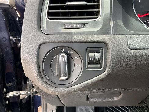 Used 2018 Volkswagen Golf S FWD image 33