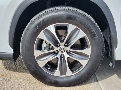 Used 2022 Toyota Highlander XLE AWD/4WD image 8