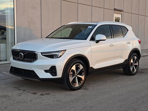 Certified 2025 Volvo XC40 B5 Plus image 1