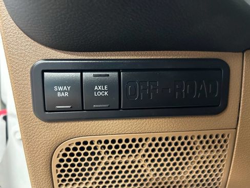 Used 2017 Jeep Wrangler Unlimited Rubicon w/ Connectivity Group AWD/4WD image 13