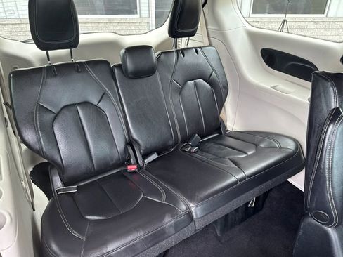 Used 2022 Chrysler Pacifica Touring-L w/ Uconnect Theater Family Group FWD image 27