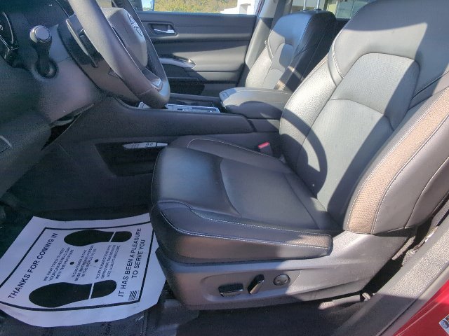 Used 2026 Nissan Pathfinder SL FWD image 10