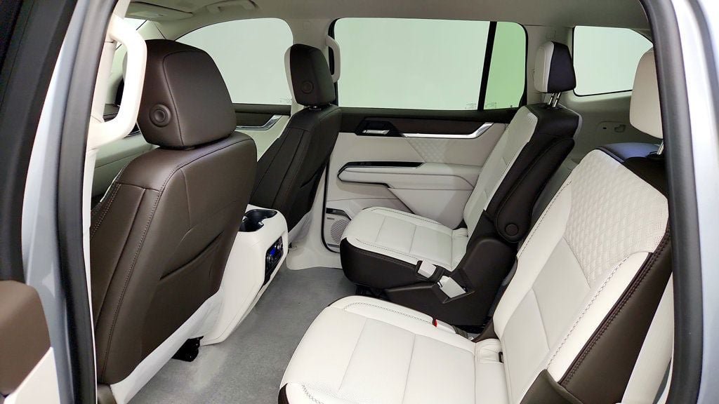 Used 2025 GMC Acadia Denali w/ Super Cruise Package FWD image 19