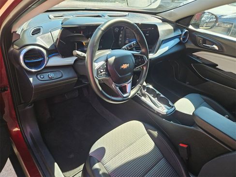 Used 2025 Chevrolet Trax LT w/ LT Convenience Package image 13