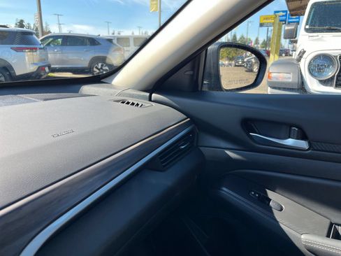 Used 2025 Nissan Altima 2.5 SV FWD image 31