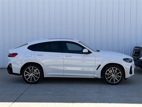 Used 2024 BMW X4 xDrive30i w/ Premium Package image 3
