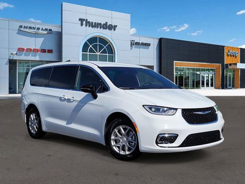 New 2026 Chrysler Pacifica Select image 1