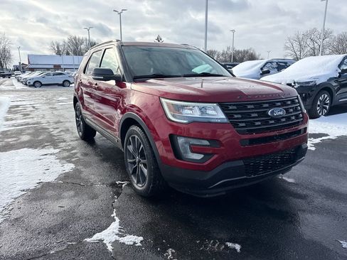 Used 2017 Ford Explorer XLT w/ XLT Technology Feature Bundle image 4