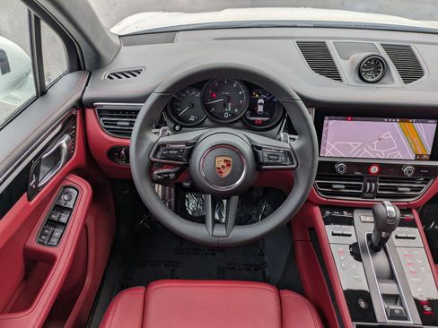 Certified 2025 Porsche Macan AWD/4WD image 15