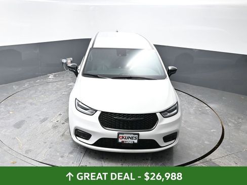 Used 2024 Chrysler Pacifica Select image 45