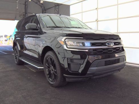 Used 2022 Ford Expedition XLT image 3