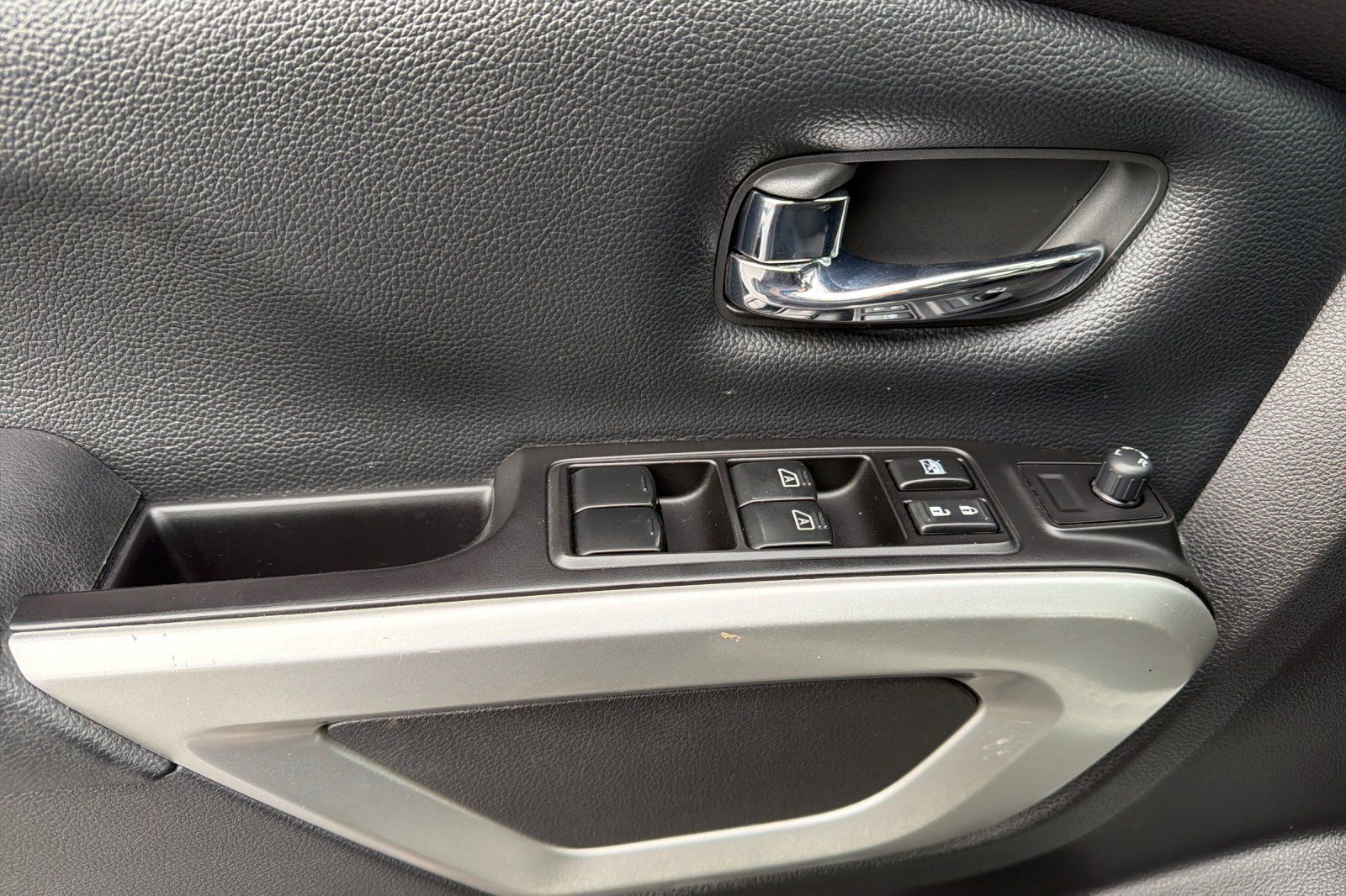 Used 2018 Nissan Titan SV w/ SV Convenience Package AWD/4WD image 10