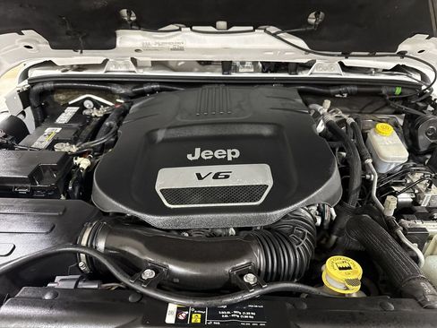 Used 2018 Jeep Wrangler Unlimited Sahara AWD/4WD image 23