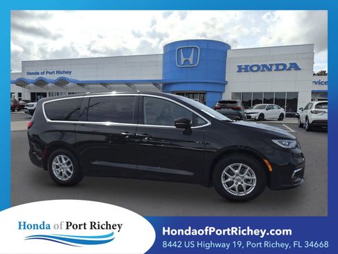 Used 2024 Chrysler Pacifica Touring-L FWD image 1