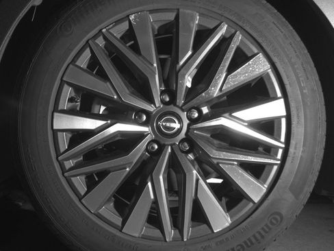 Used 2025 Nissan Altima 2.5 SV FWD image 12