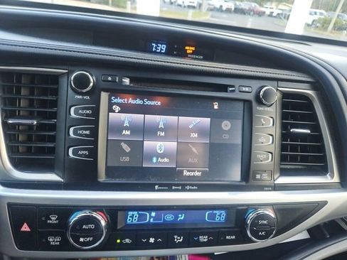 Used 2018 Toyota Highlander XLE AWD/4WD image 4