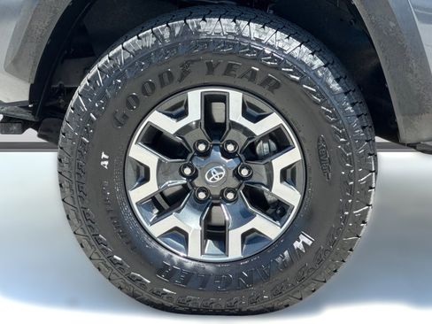 Used 2022 Toyota Tacoma TRD Off-Road w/ Technology Package AWD/4WD image 11