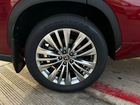 New 2026 Toyota Highlander Platinum image 8