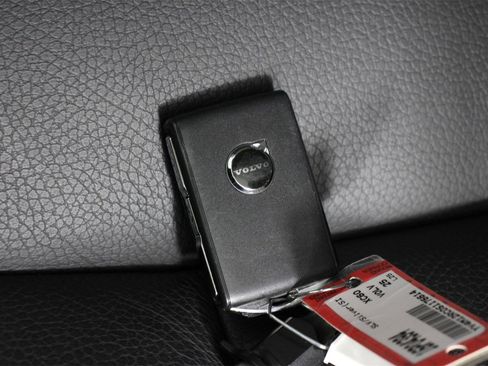 Certified 2025 Volvo XC60 B5 Plus image 33