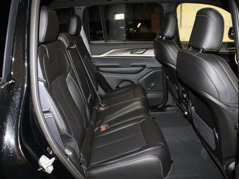 New 2025 Jeep Grand Cherokee Limited w/ Luxury Tech Group II image 32