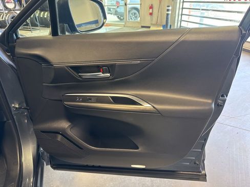 Used 2022 Toyota Venza XLE image 33