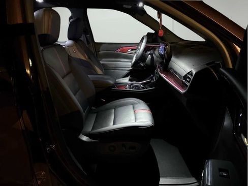 Used 2024 Chevrolet Traverse RS image 13