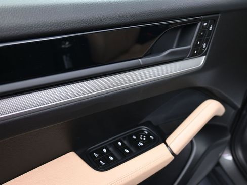 Used 2025 Porsche Cayenne image 9
