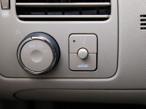 Used 2009 Buick Lucerne CXL w/ Driver Confidence Package image 32