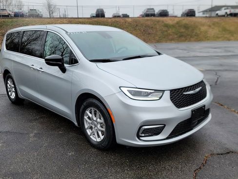 Used 2024 Chrysler Pacifica Touring-L image 16