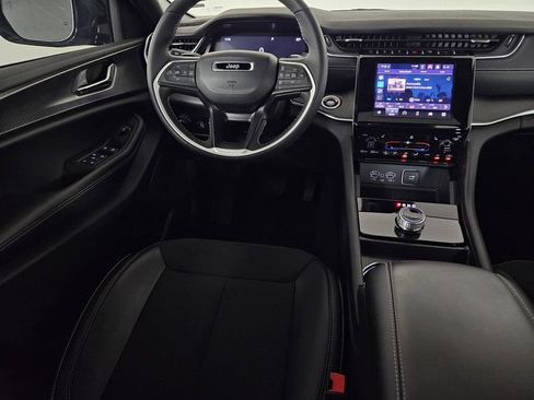 Used 2025 Jeep Grand Cherokee L Altitude RWD image 8