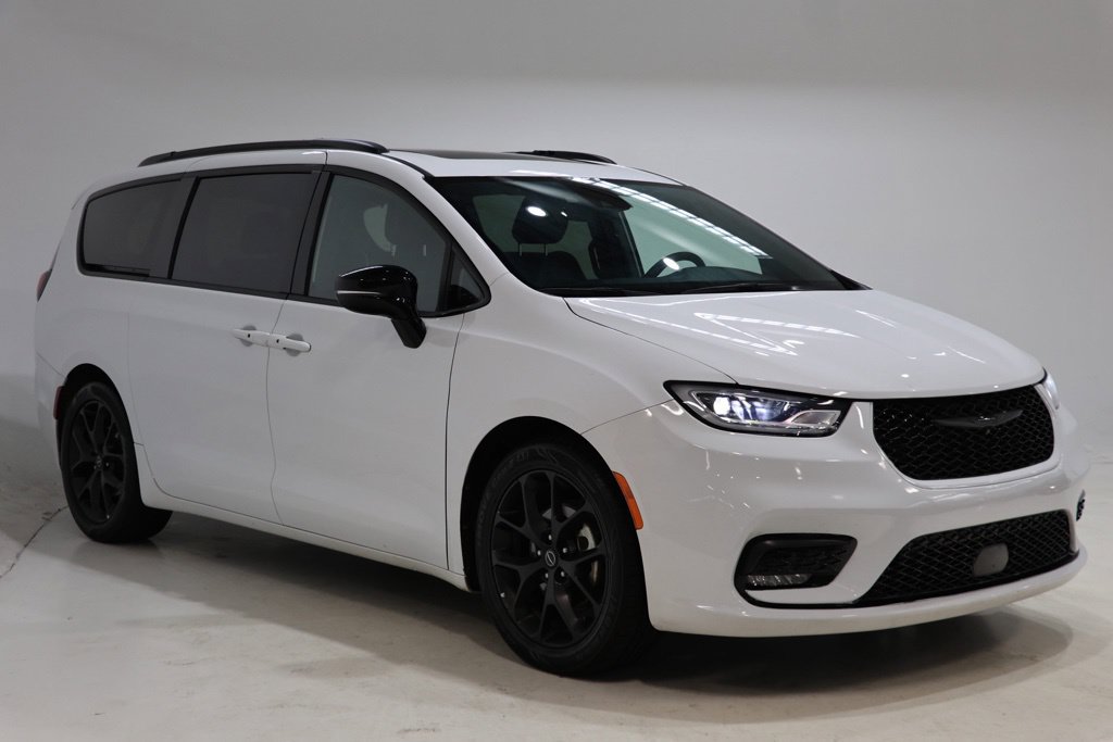 Used 2025 Chrysler Pacifica Limited FWD image 1