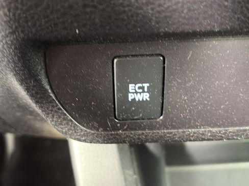 Used 2017 Toyota Tacoma TRD Sport AWD/4WD image 25