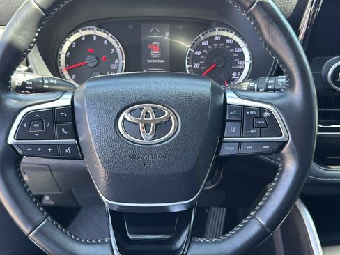 Used 2021 Toyota Highlander LE FWD image 17