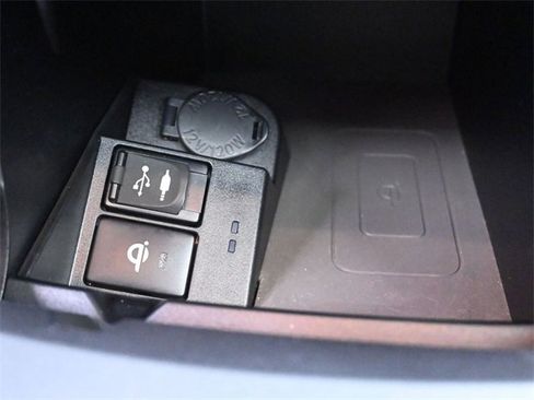 Used 2016 Toyota Camry XLE image 9