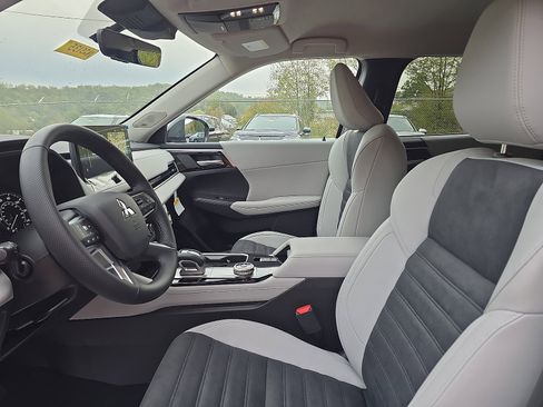New 2025 Mitsubishi Outlander SE image 11