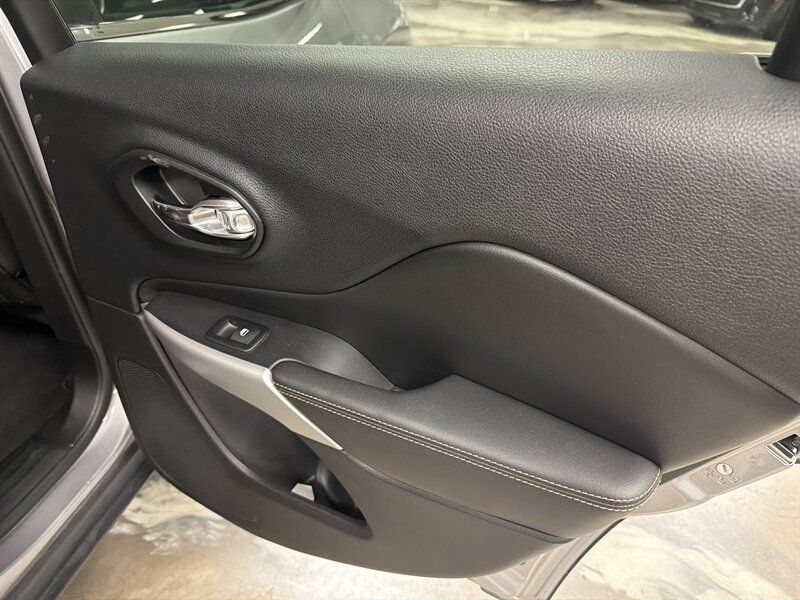 Used 2018 Jeep Cherokee Latitude Plus w/ Comfort/Convenience Group FWD image 45