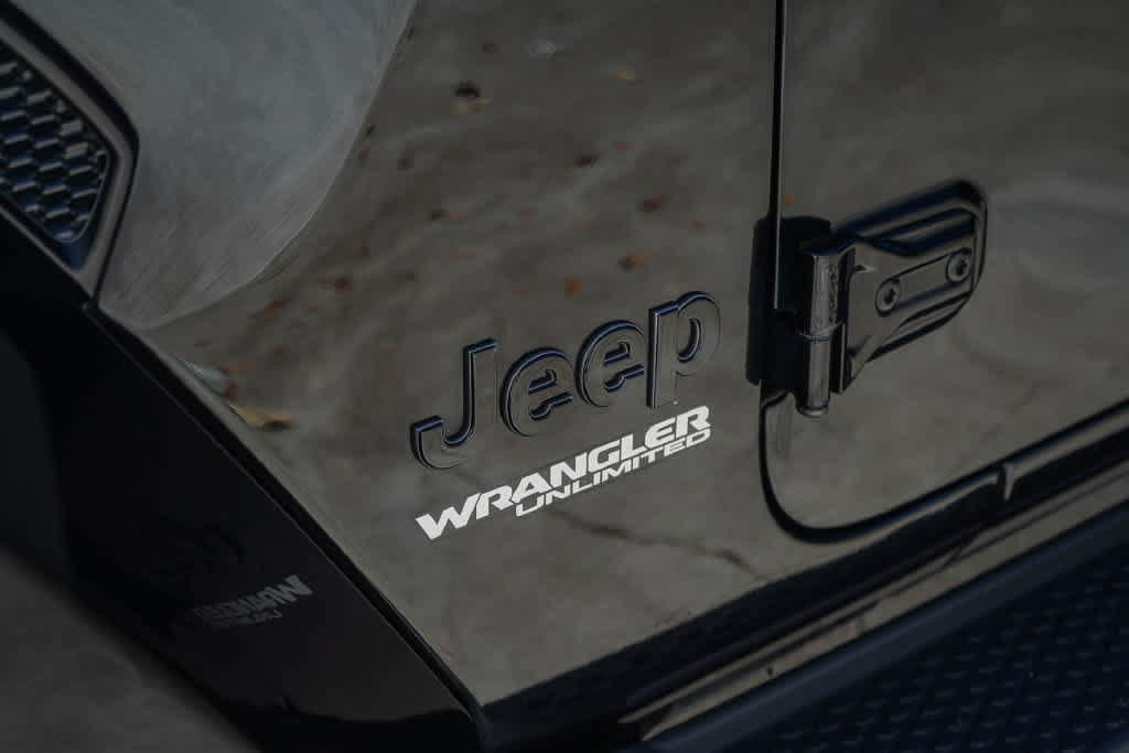 Used 2022 Jeep Wrangler Unlimited Sahara AWD/4WD image 9