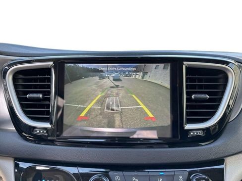 Used 2023 Chrysler Pacifica Touring-L FWD image 11
