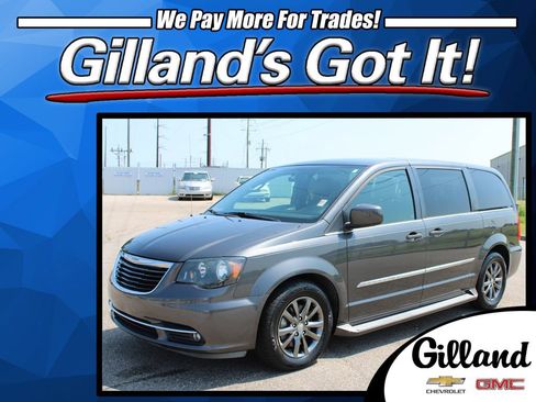 Used 2016 Chrysler Town & Country S w/ Driver Convenience Group FWD image 1