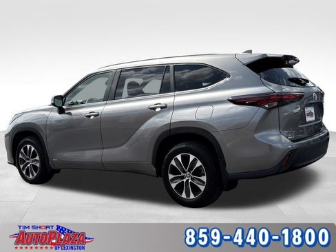 Used 2025 Toyota Highlander XLE AWD/4WD image 2