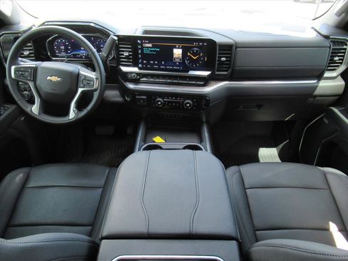 Used 2025 Chevrolet Silverado 2500 LTZ w/ LTZ Convenience Package image 15